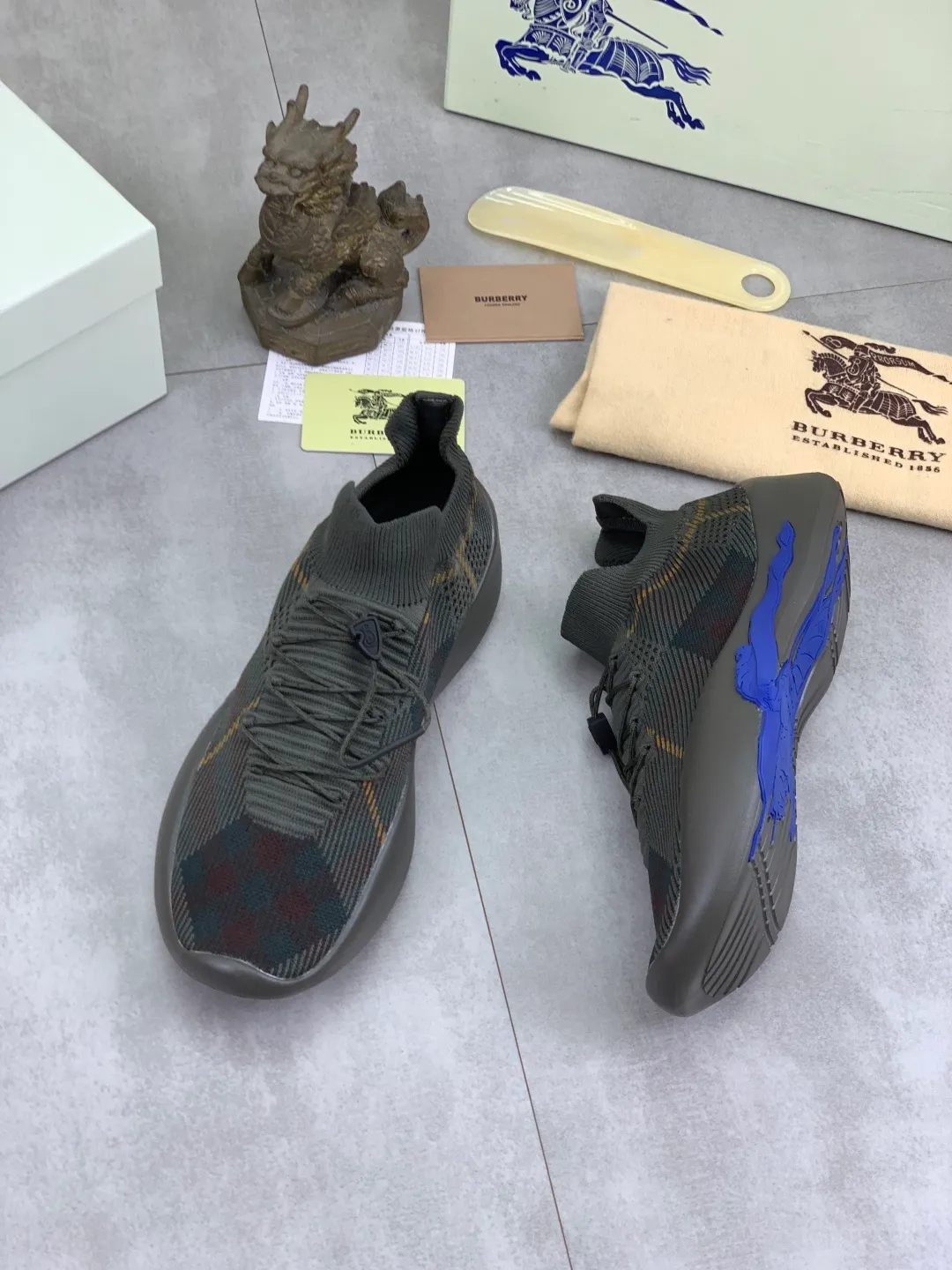 Men's Men's Shoes 💰P620 💰【New Style】Top Version 🆘【Burberry】New Burberry Fly Knit Shoes are now available with perfect workmanship! 🔥Perfect shape and top quality🙈Non-slip and wear-resistant high-end rubber outsole👣Versatile and comfortable shoes, standard size: 39-45 (customized 38-46) 2️⃣colors available Top-quality packaging